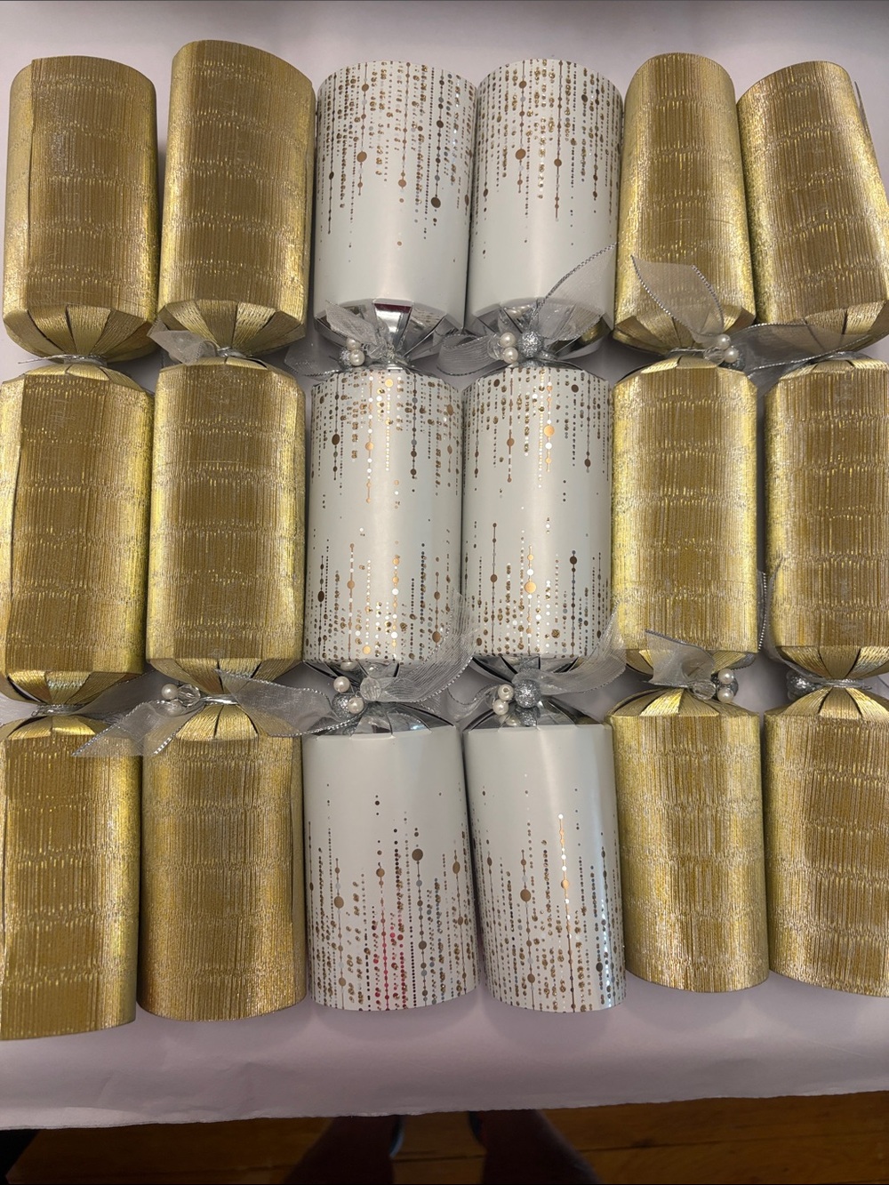 Kirkland Signature Gold and White Festive Party Crackers - Picture 2 of 2